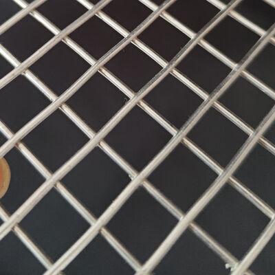 کیفیت توری سیمی جوشی ضد پرنده از فولاد ضد زنگ 304/316، با ابعاد 2 اینچ در 4 فوت در 100 فوت، با چشمه‌های 1/2 در 1/2 اینچ کارخانه